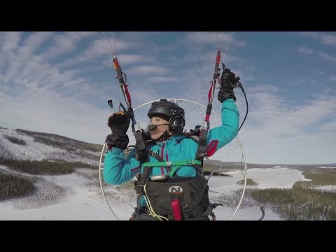 Natuurbeschermer Sacha Dench vloog met een paramotor met de kleine zwanen mee vanuit hun broedgebied op de Russische toendra’s naar hun overwinteringsgebieden in Engeland.