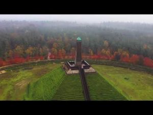 Pyramide van Austerlitz in vogelvlucht