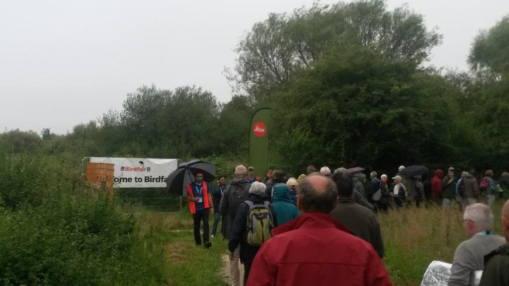 In de rij voor de ingang
