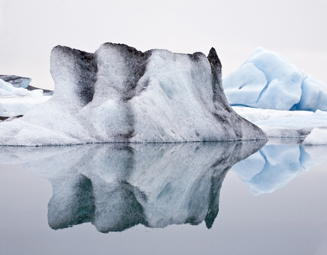 spiegeling ijsblokken in ijsbergenmeer; reflection of iceblocks