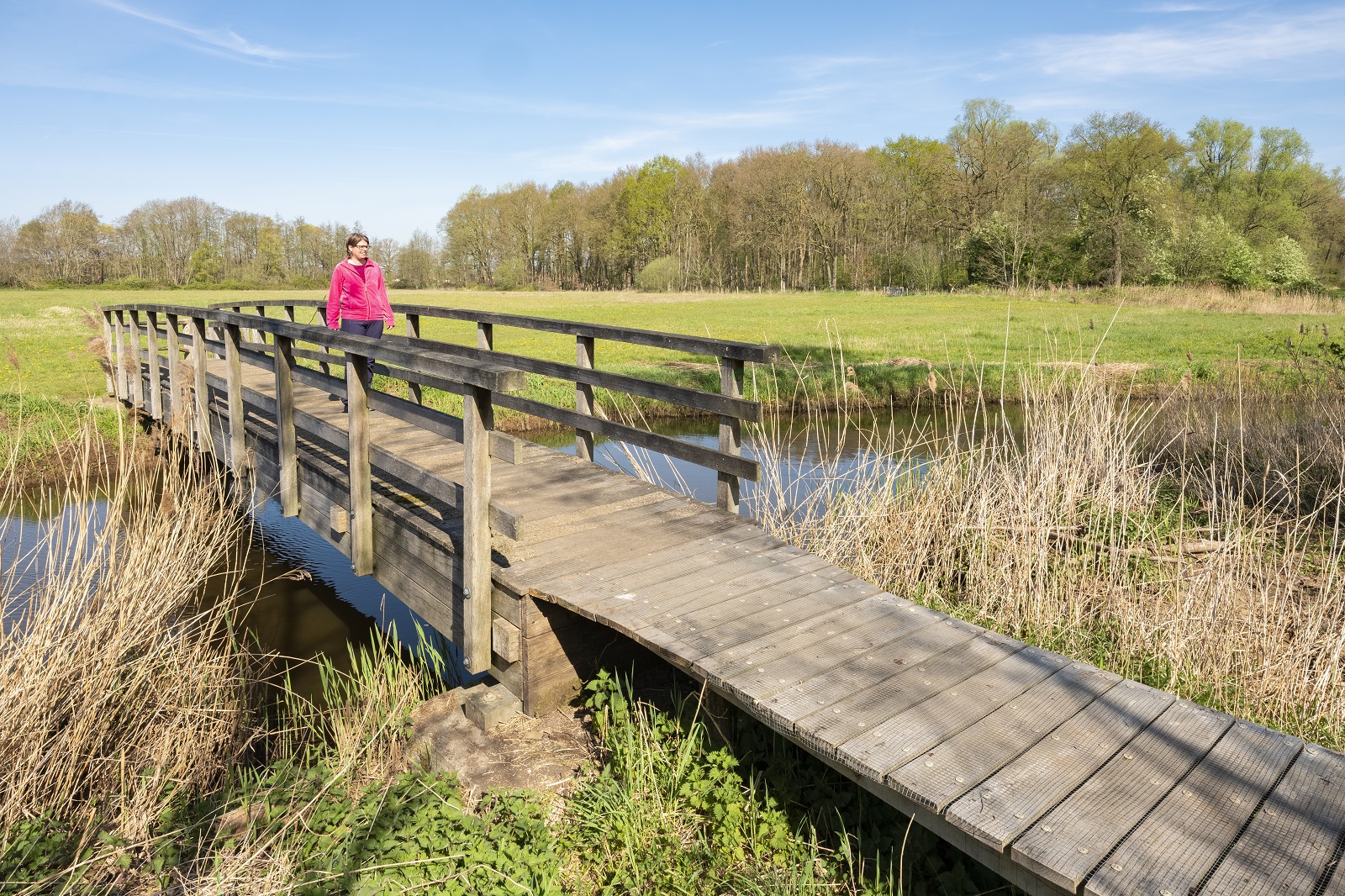 Wandelaar steekt Tungelroyse Beek over