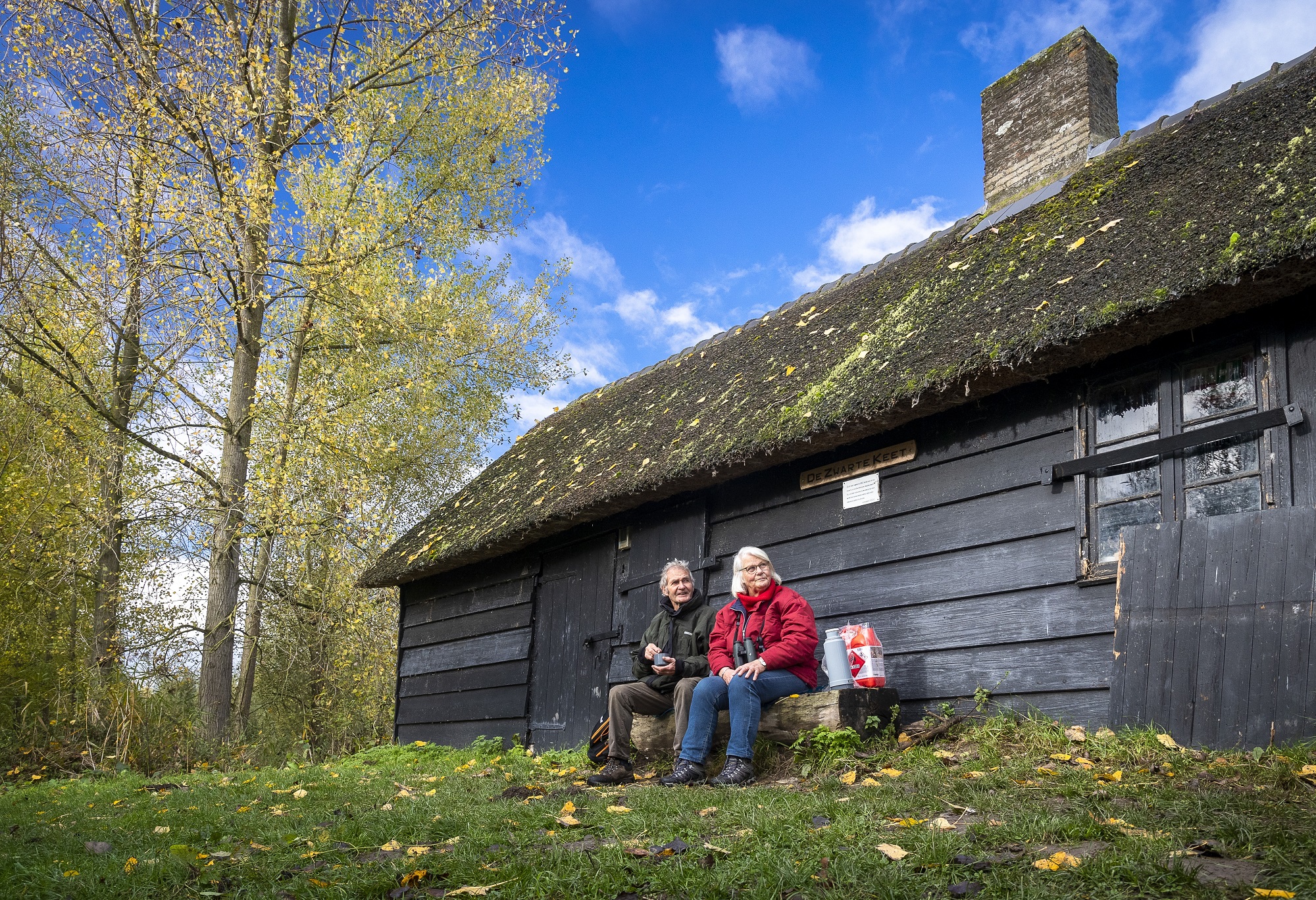 Wandelen Biesbosch: twee mensen rusten uit
