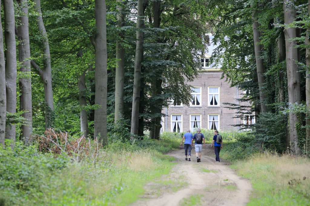 Wandelaars rond landhuis 't Medler