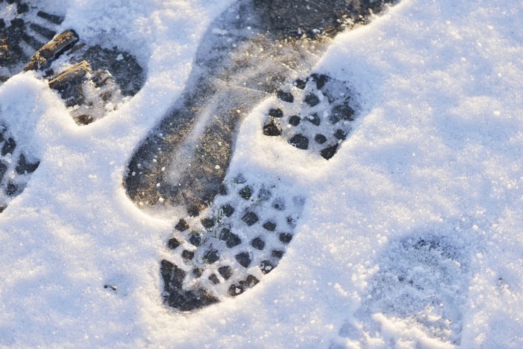 schoenafdruk in sneeuw tijdens een winterwandeling