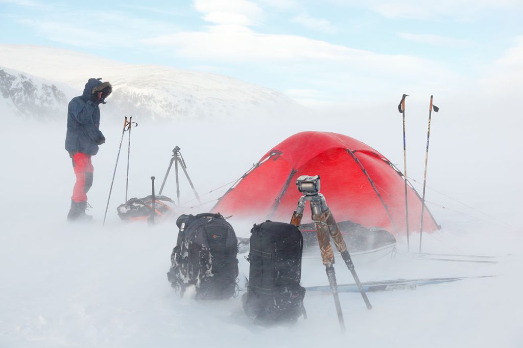 Tent in stuifsneeuw