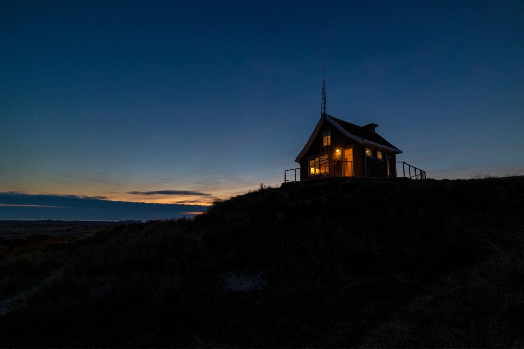 Seinhuisje met zonsondergang