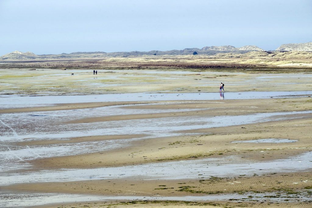 Wandelen Terschelling wandelaars op het strand van Terschelling
