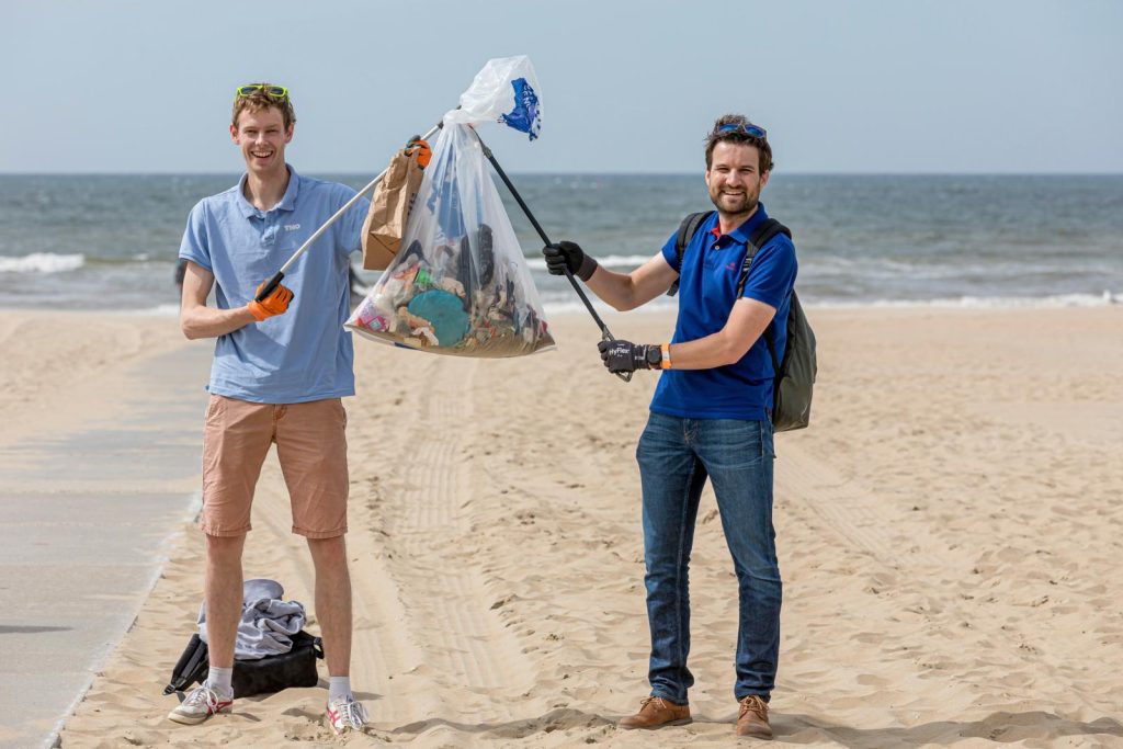 Beach Cleanup met opgeruimd afval