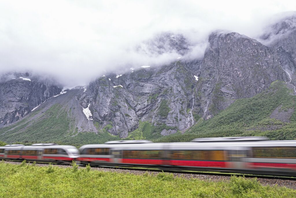 trein in berglandschap