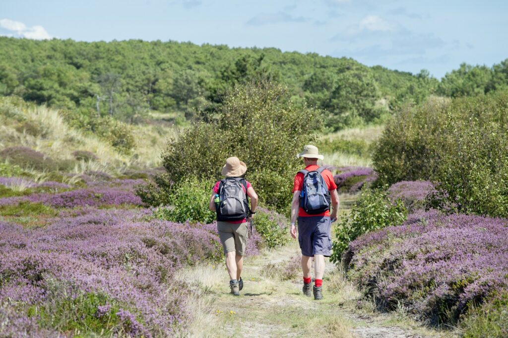 twee wandelaars trotseren de zomerhitte