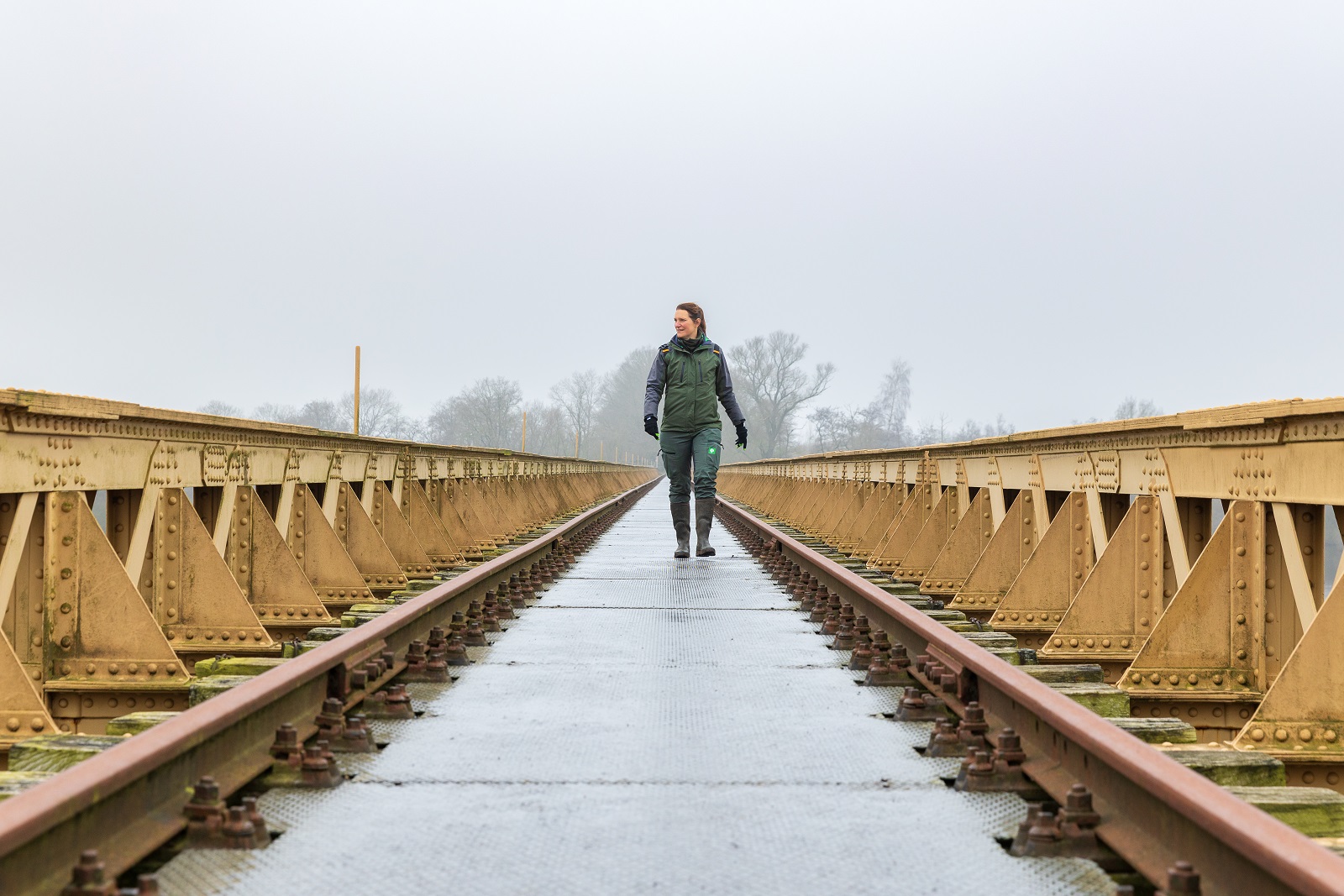 Wandelaar op brug op Boswachterspad Bruggenroute Moerputten