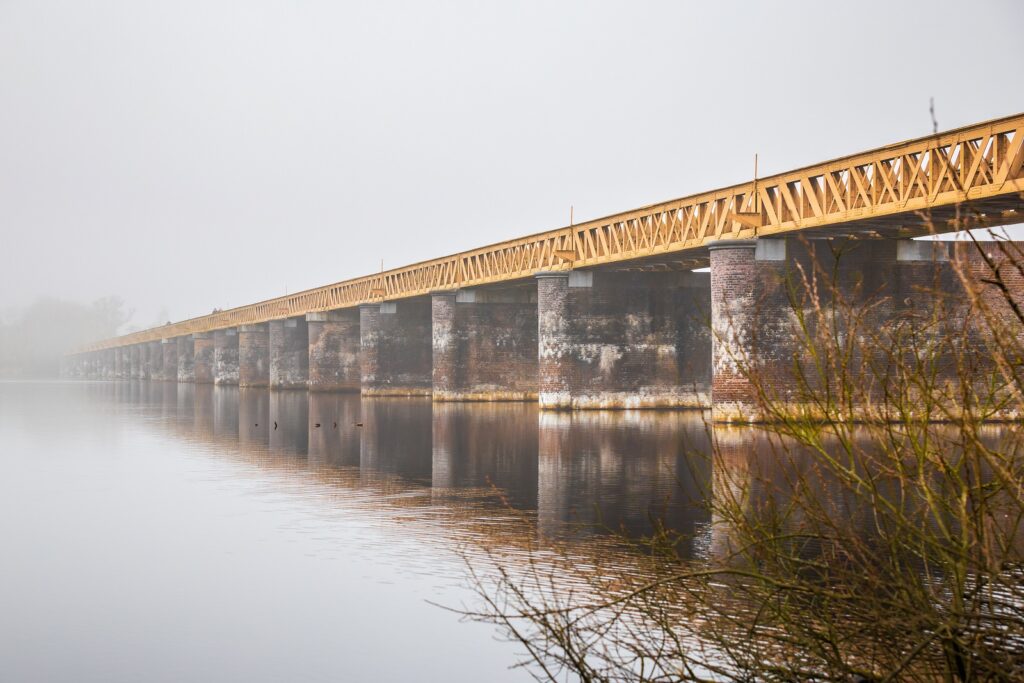 Brig tijdens de wandeling Boswachterspad Bruggenroute Moerputten