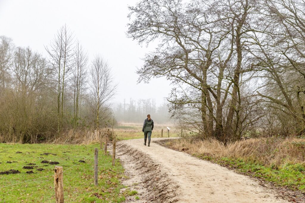 Wandelaar op Boswachterspad Bruggenroute Moerputten